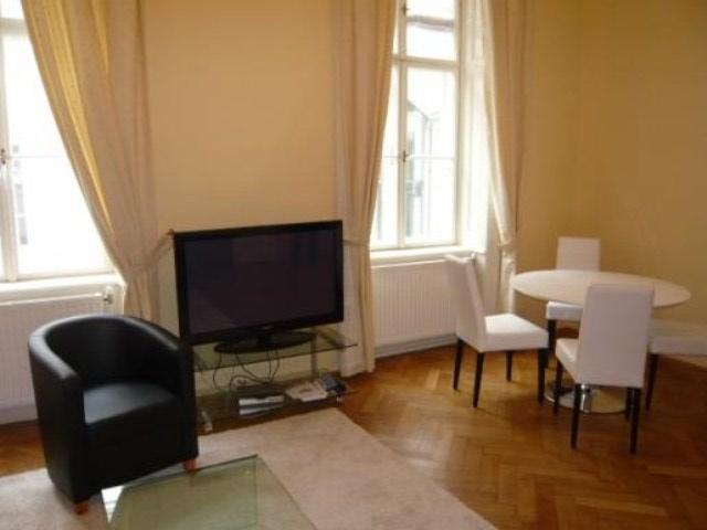 MÃ¶blierte 2 Zimmer-Palaiswohnung hinter dem Parlament
